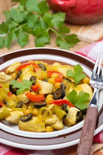 Chicken stew with chickpeas, peppers and onions on the plate — Stock Photo, Image