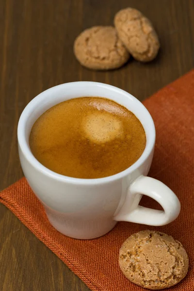 Kopje espresso en biscotti, selectieve aandacht — Stockfoto