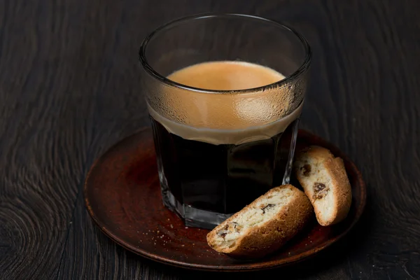 Pahar de espresso și biscotti cu stafide — Fotografie, imagine de stoc