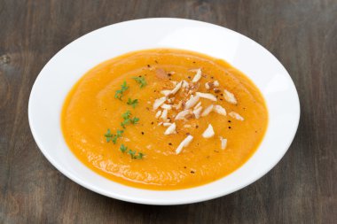 badem ve tere salatası ile havuç çorbası