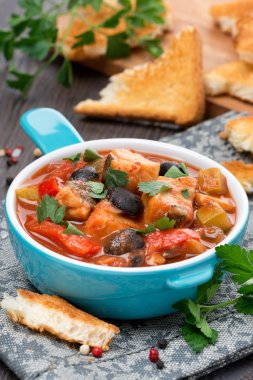 zeytin, domates soslu, dikey balık güveç