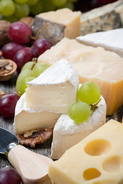 Assortment of cheeses and grapes, close-up — Stock Photo, Image