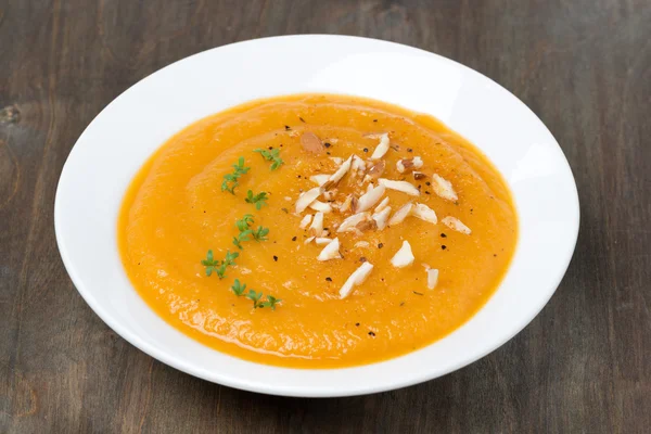 Морквяний суп з мигдалем і кресовим салатом — стокове фото