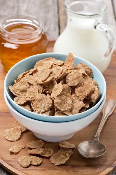 Graanvlokken in een kom, melk en honing — Gratis stockfoto