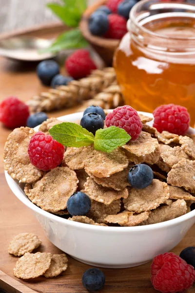 Copos de cereales con bayas, miel y leche para el desayuno — Foto de Stock