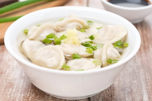 Chinese dumplings in chicken broth, close-up — Stock Photo, Image