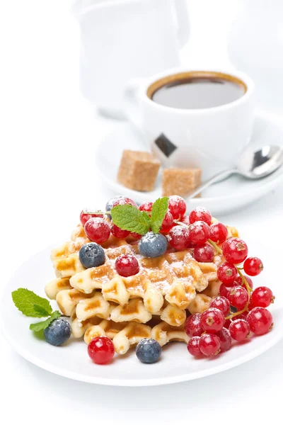 Delicioso café da manhã com waffles belgas, bagas e café — Fotografia de Stock