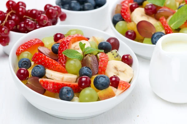 Obst- und Beerensalat und Krug Sahne — Stockfoto