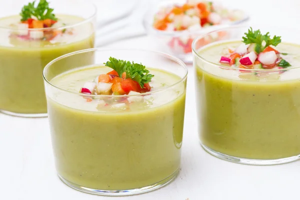 Зелений суп зі свіжими овочами та петрушкою — стокове фото