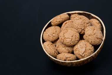 siyah zemin bir kasede Bisküvi Kurabiye