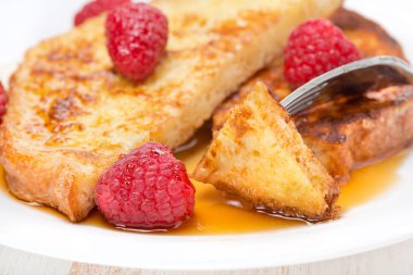 Yumurtalı ekmek taze frambuaz ve akçaağaç şurubu, yakın çekim