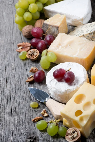 Peynirler, üzüm ve ceviz ahşap zemin çeşitleri — Stok fotoğraf