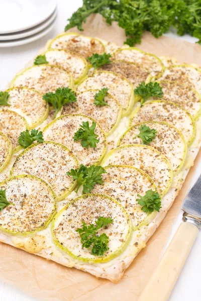 Kuchen mit Zucchini und Kräutern auf einem Holzbrett — Stockfoto