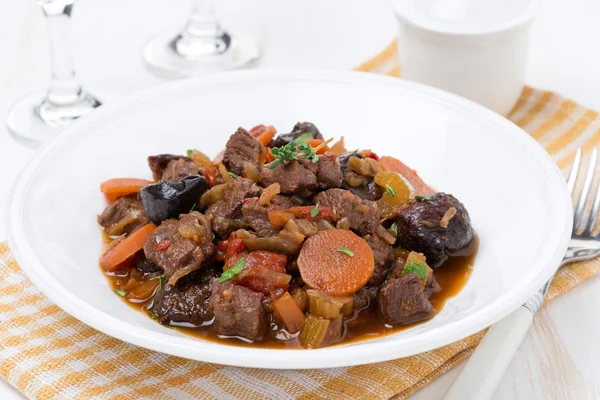 Teller Eintopf mit Rindfleisch und Gemüse, Nahaufnahme — Stockfoto