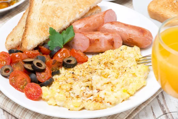 Huevos revueltos con tomates, salchichas a la parrilla y tostadas —  Fotos de Stock