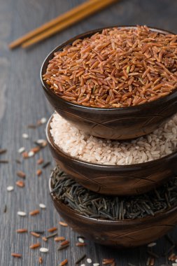 çeşitli pirinç kase ve yemek çubukları, üstten görünüm