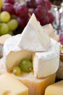 Camembert, farklı peynir ve üzüm, yakın çekim