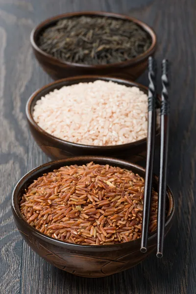 Arroz surtido en tazón y palillos — Foto de Stock