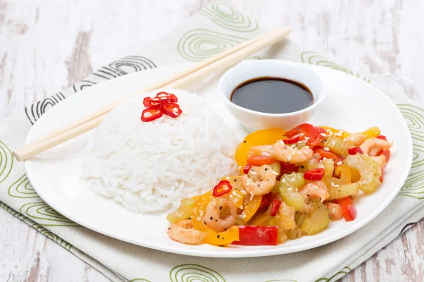 Comida chinesa, arroz branco e legumes com camarão — Fotografia de Stock