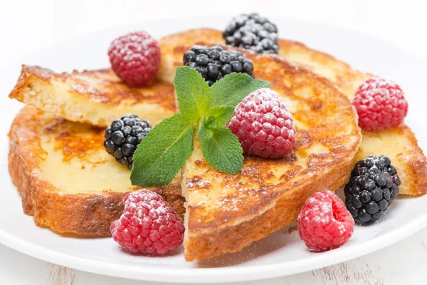 신선한 딸기, 민트와 설탕 가루 프렌치 토스트 — 스톡 사진