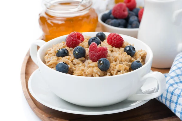 Oat porridge with berries and honey, close-up, isolated — Stock Photo, Image
