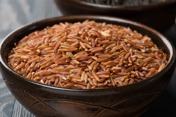 Roter Reis in Keramikschüssel, Nahaufnahme — Stockfoto