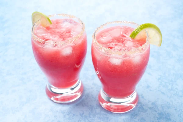 Två glas av vattenmelon cocktail med brunt socker och lime — Stockfoto