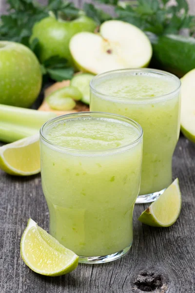Smoothies aus grünem Apfel, Sellerie und Limette Stockbild