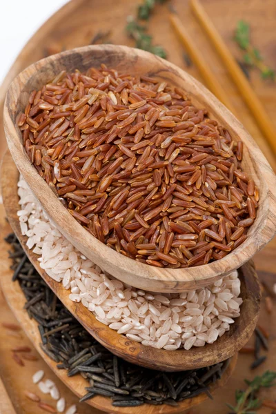 Ahşap kase, üstten görünüm pirinç çeşitleri — Stok fotoğraf