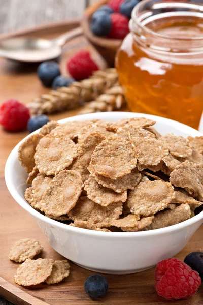 Copos de cereales, leche y miel para el desayuno, primer plano — Foto de Stock