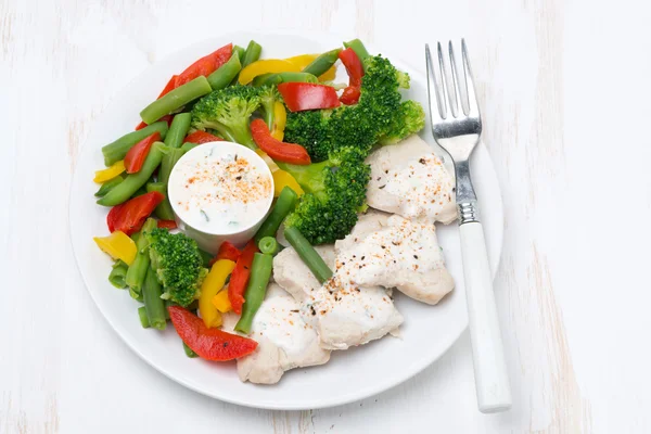 Comida saludable: pollo, verduras al vapor y salsa de yogur — Foto de Stock