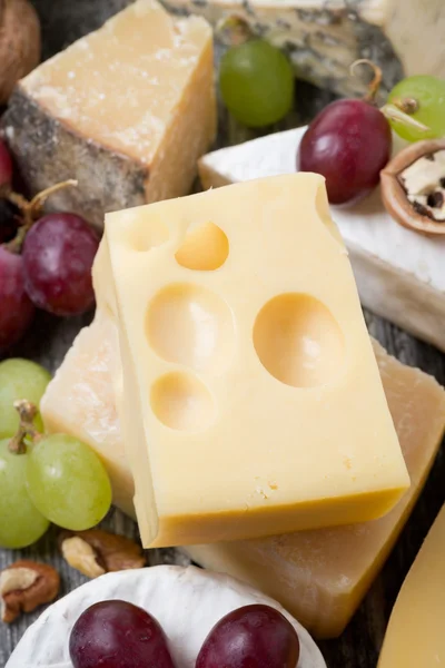 Maasdam cheese and grapes, close-up, top view — Stock Photo, Image