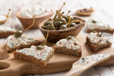 tost ile peynir pate ve kapari, seçici odak