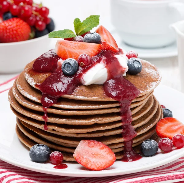Pancakes with cream, fruit sauce and fresh berries — Stock Photo, Image