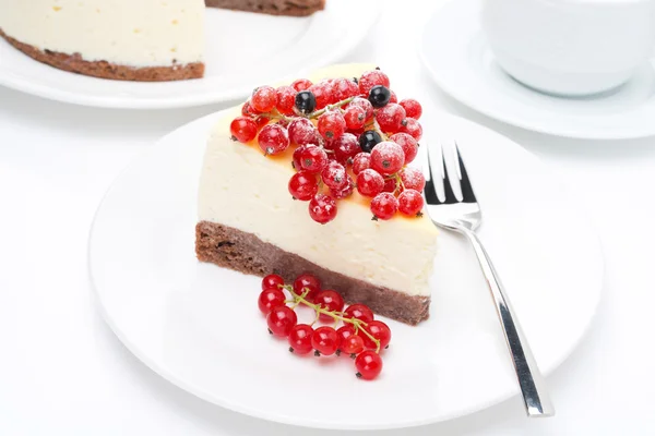 Piece of cheesecake with red and black currants and coffee — Stock Photo, Image
