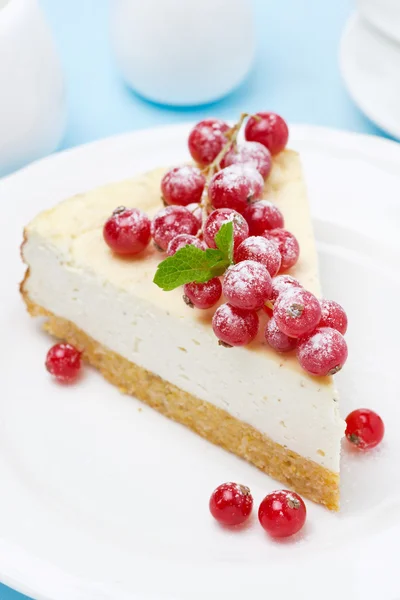 Piece of cheesecake with red currant, close-up — Stock Photo, Image