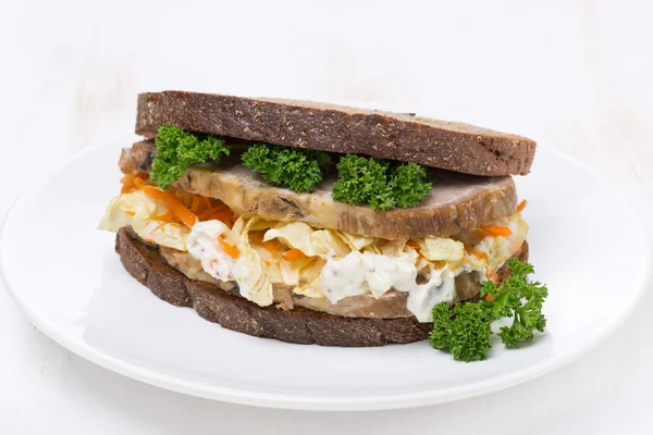 Sendvič s zelný salát a pečené maso na talíři — Stock fotografie