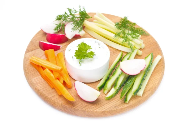 Sos z serem feta i bukietem warzyw, na białym tle — Zdjęcie stockowe