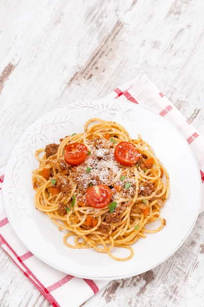Спагетті Болоньєзе на білій тарілці, вид зверху — стокове фото