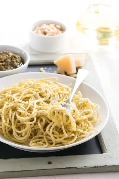 Espaguete com pesto e queijo em um prato, foco seletivo — Fotografia de Stock