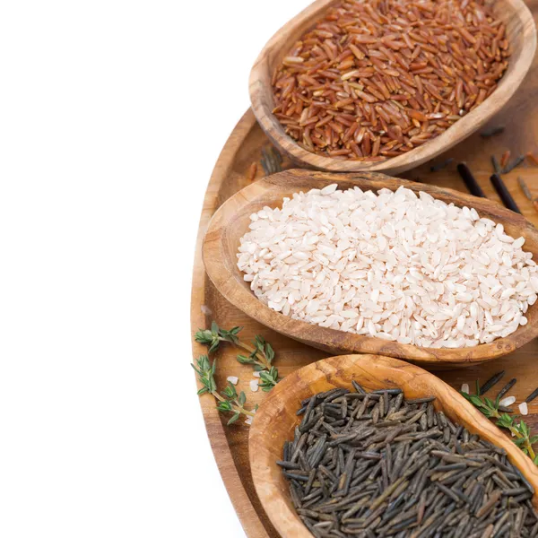 Trzy rodzaje ryżu i tymianek w misce drewniane, widok z góry — Zdjęcie stockowe