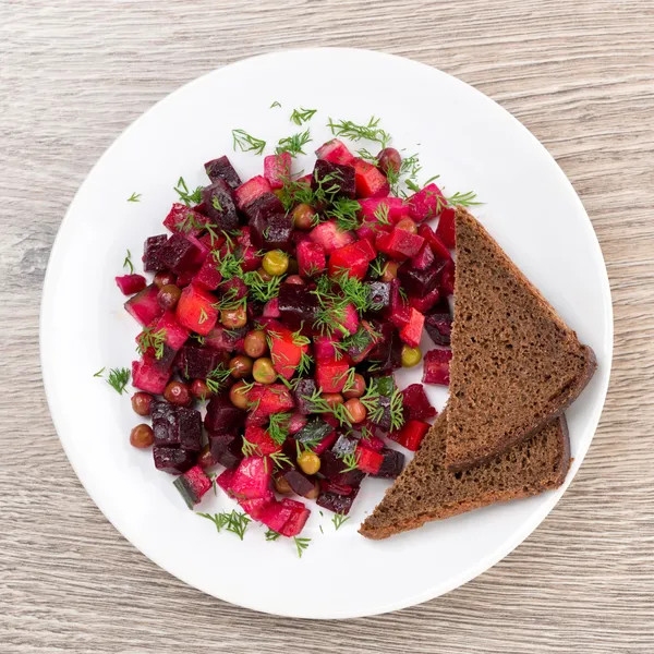 Salada vegetal russa tradicional com beterraba - vinagrete — Fotografia de Stock