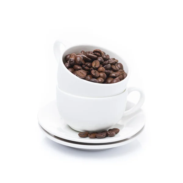 Taza blanca con granos de café, aislado — Foto de Stock