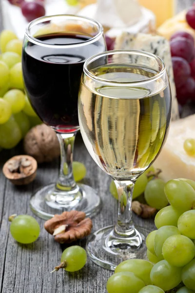 Weiß- und Rotwein, Trauben, Nüsse und Käse — Stockfoto