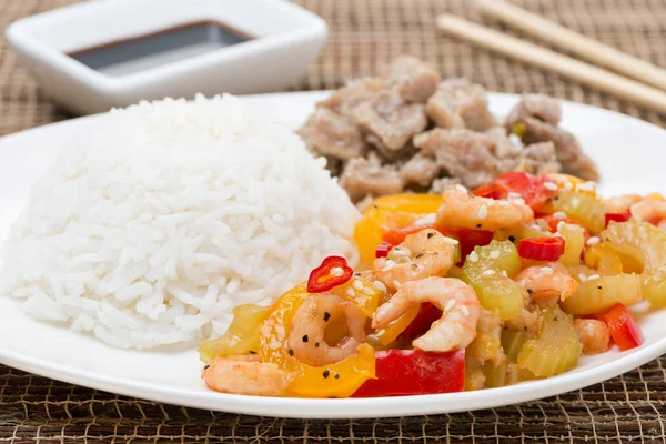 Arroz branco, frango e legumes com camarão — Fotografia de Stock