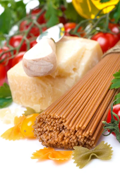 Целые спагетти, пармезан, помидоры черри, травы, масло — стоковое фото