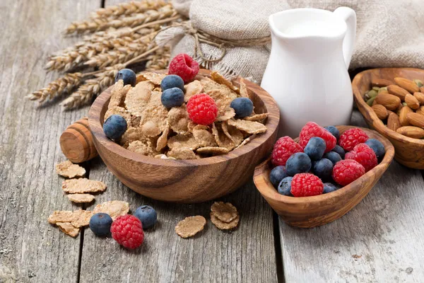 Wholegrain flakes with fresh berries, nuts and milk