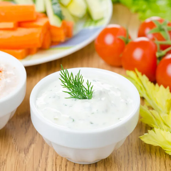 Salsa de yogur con hierbas a una variedad de verduras frescas — Foto de Stock