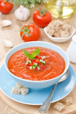 bir kase dikey içinde fesleğen ile soğuk domates çorbası gaspaço