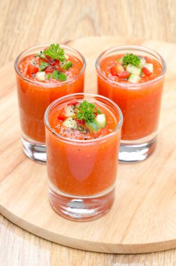 soğuk domates çorbası gazpacho dikey bölümü bardaklarda